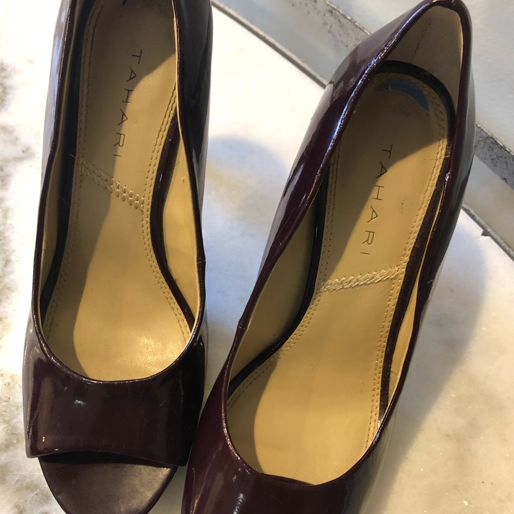 Tahari maroon patent peep toe pumps - Picture 4 of 5